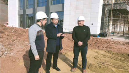 遂寧興業(yè)集團(tuán)黨委副書記、監(jiān)事會(huì)主席、工會(huì)主席石鎮(zhèn)槐深入遂寧市興學(xué)商務(wù)中心項(xiàng)目、公共衛(wèi)生臨床醫(yī)療中心一期項(xiàng)目進(jìn)行實(shí)地巡查